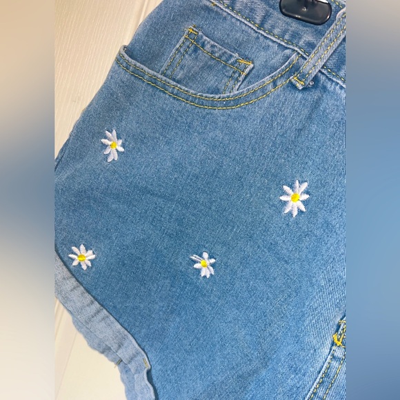 Daisy Dukes - Picture 2 of 3